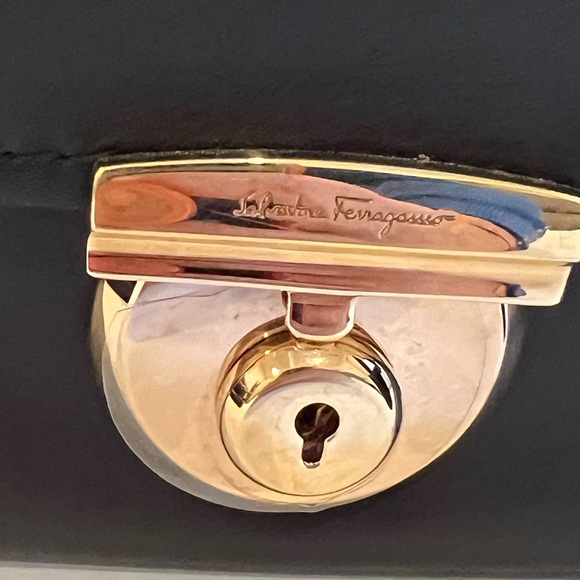 Salvatore Ferragamo: Fiamma, medium tote- Black - Picture 8 of 14